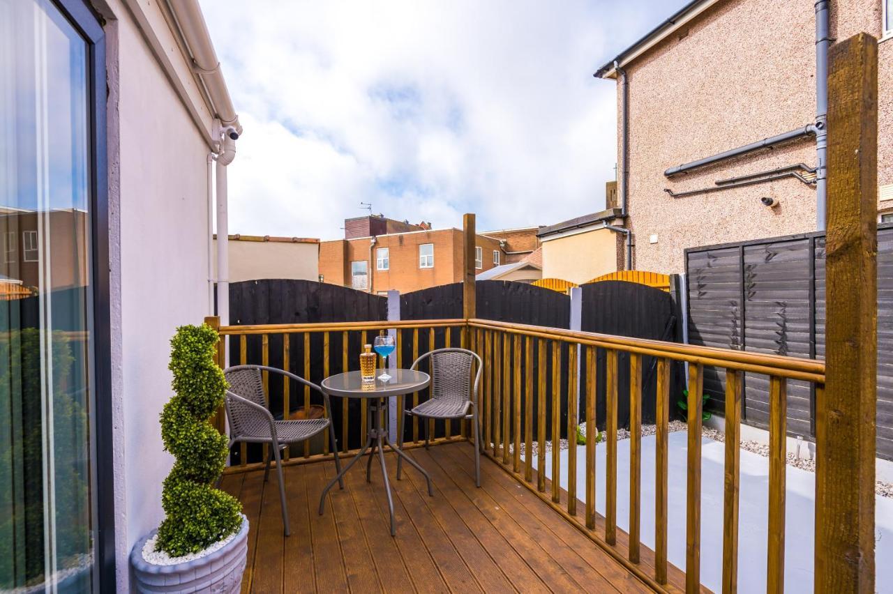 Only Family Groups - Pets Stay For Free - Sleeps 8 - Sofabed Blackpool Exterior photo